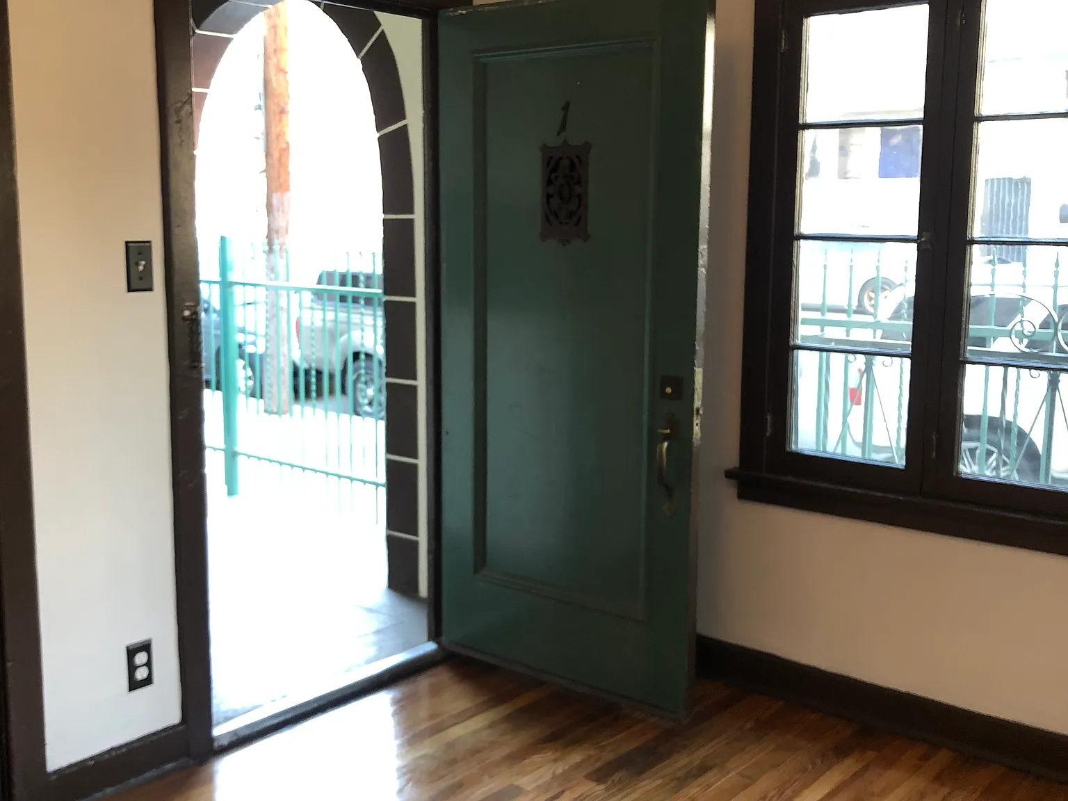 2 bed, 700 sqft, $2,200 — Photo 1