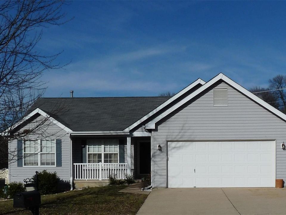 Open floor plan with vaulted ceilings, finished lower level on cul de sac.