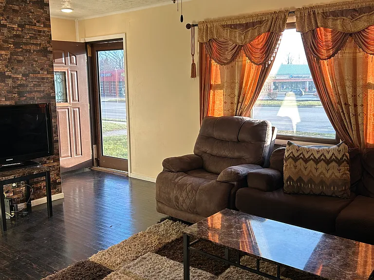 2317 E Dorothy Ln — Photo 4