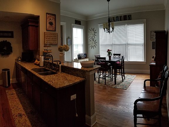 Kitchen w/ breakfast nook