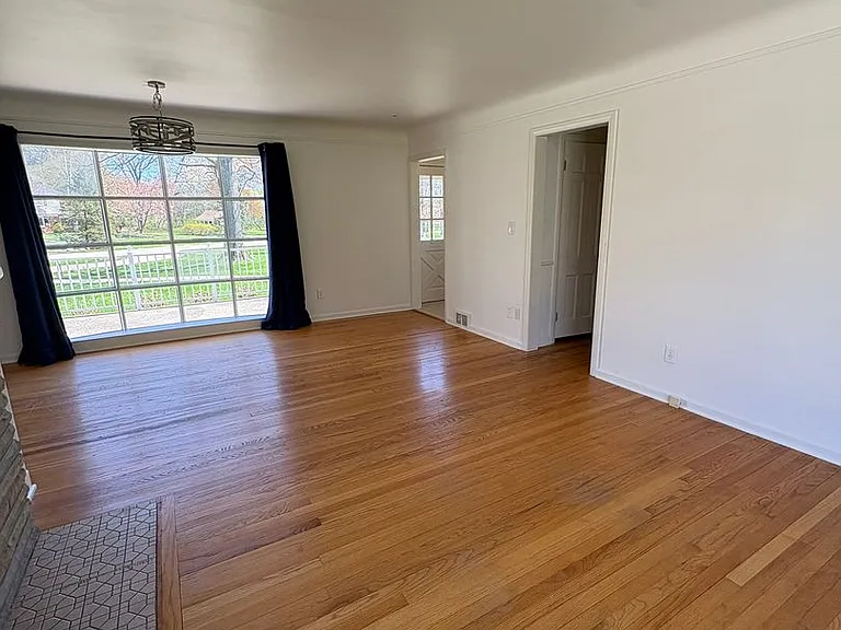 24975 Franklin Park Dr — Photo 6