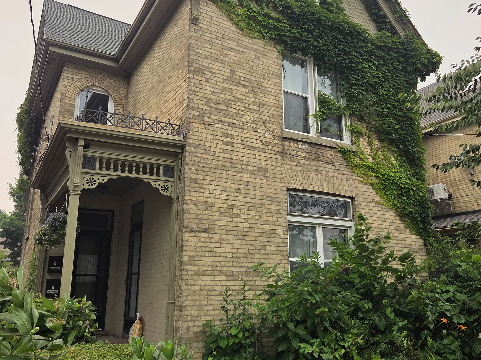 3 bed, $2,100 — Photo 1