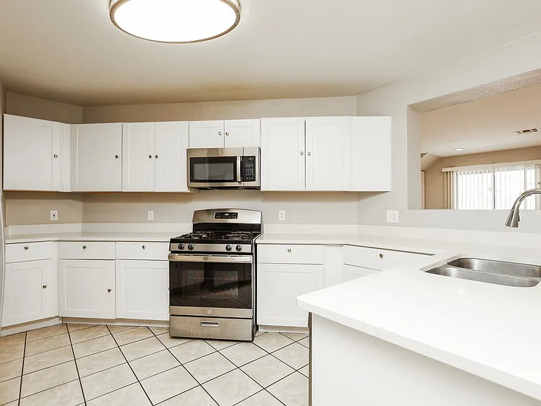 1552 E Maryland Pl — Photo 7