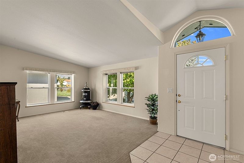 5th image of 944 Sunrise Drive