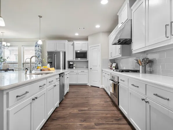 1424 11th St, Roanoke, TX 76226