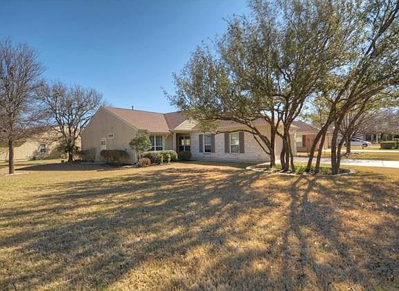 Perched prettily on a peaceful corner lot, this Sun City Texas Monroe offers delicious privacy at the Screened Porch and stone Terrace.