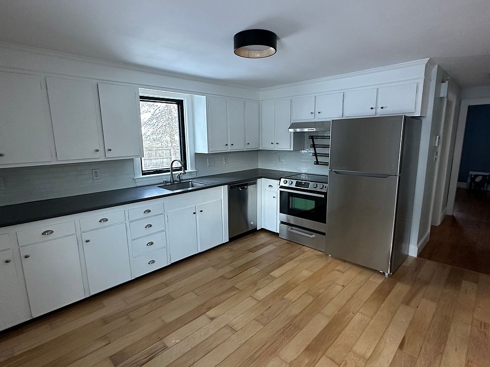 Updated kitchen, freshly painted & new refrigerator