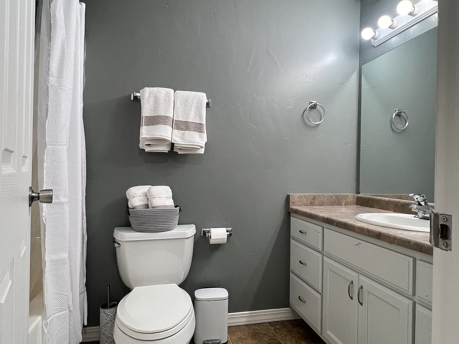 3 bed, 1200 sqft, $3,300 — Photo 3