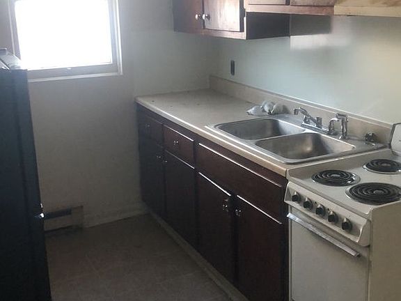 3rd image of 139 N 13th St