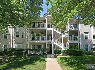 230 Larch Ln, Mahwah, NJ 07430