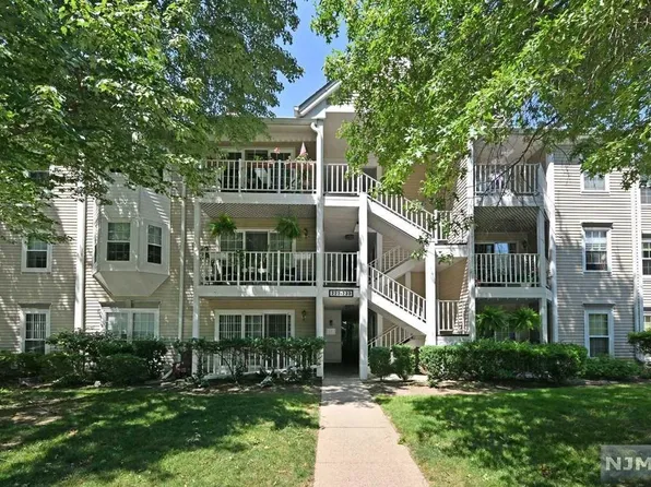 230 Larch Ln, Mahwah, NJ 07430