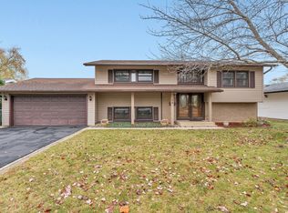 48 Lonsdale Rd, Elk Grove Village, IL 60007