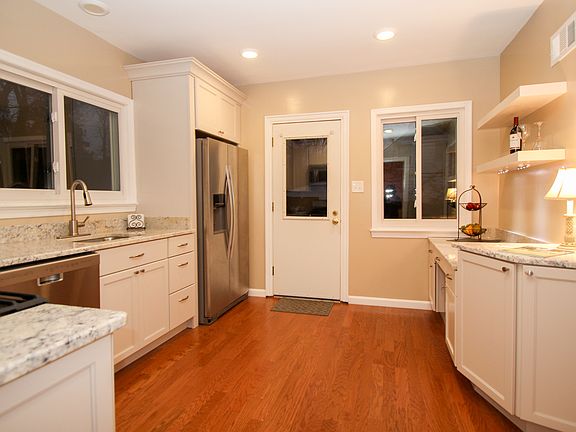 5th image of 3912 Rose Ln