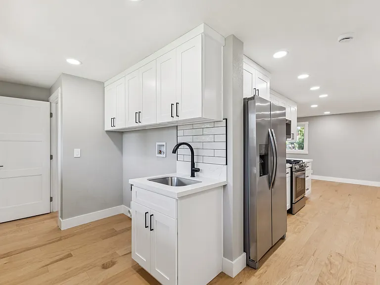 1079 Westwood Dr — Photo 5
