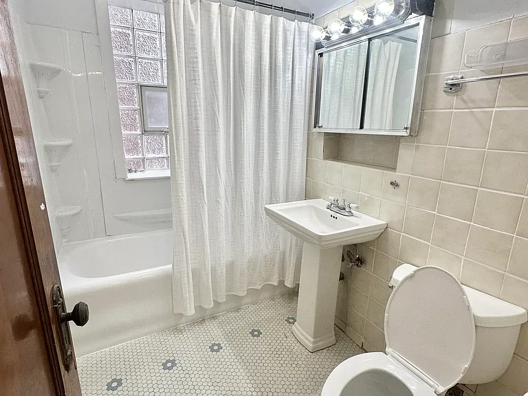 Bathroom (bathtub was refinished in oct. 2025)