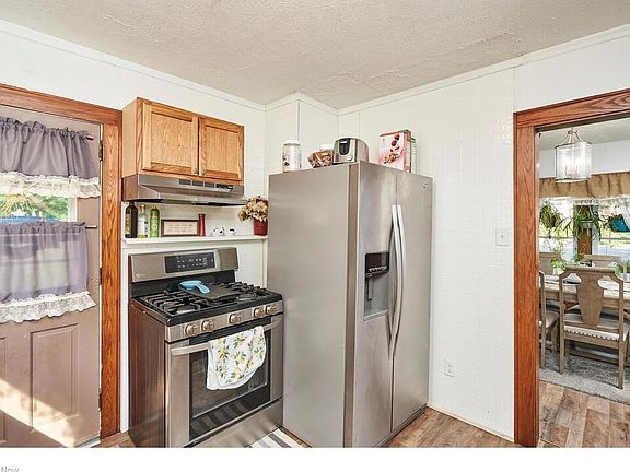 4th image of 464 Lloyd St