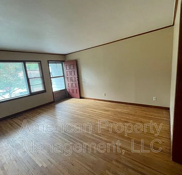4941 S Detroit Ave — Photo 3