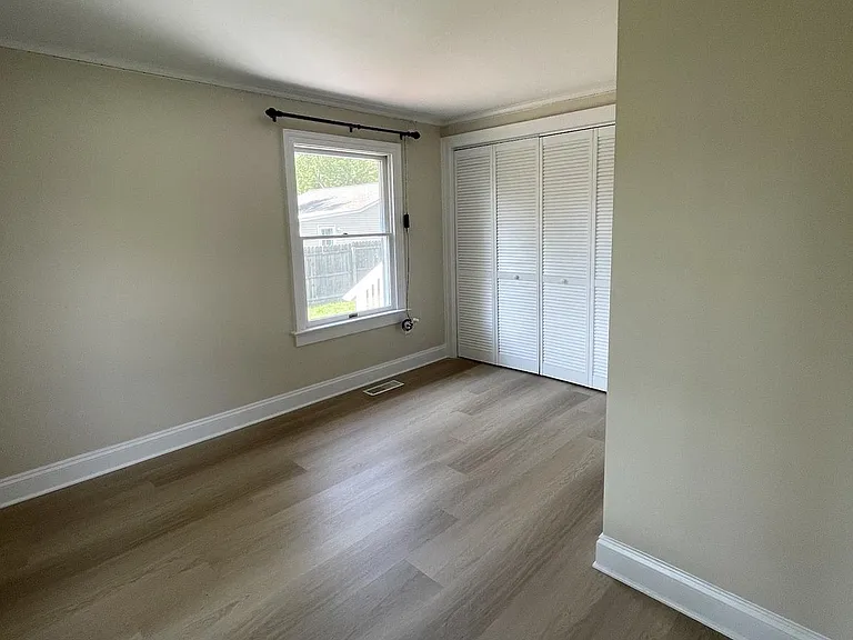 206 Willis Ave — Photo 9