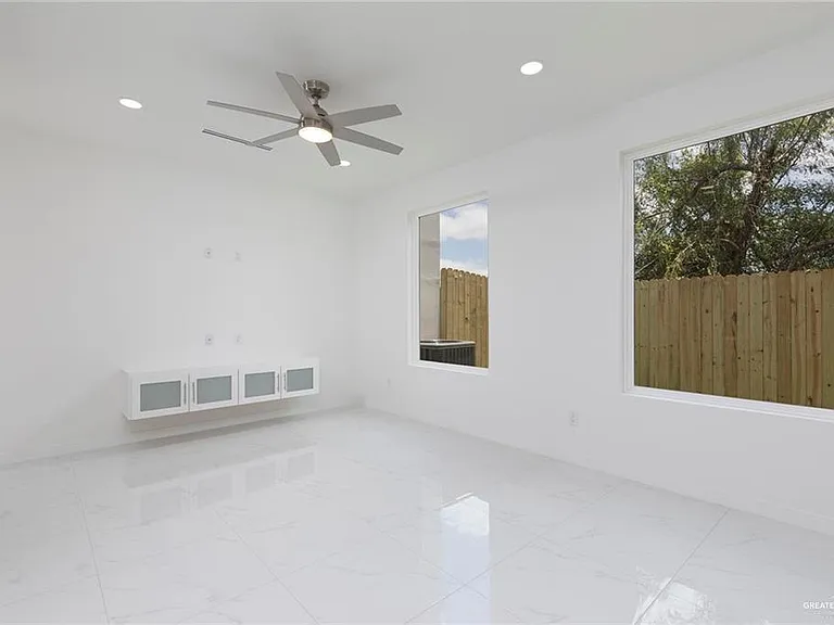 1910 Sunset Dr — Photo 4