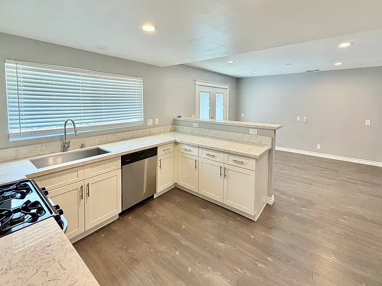 1017 W Casmalia St — Photo 6