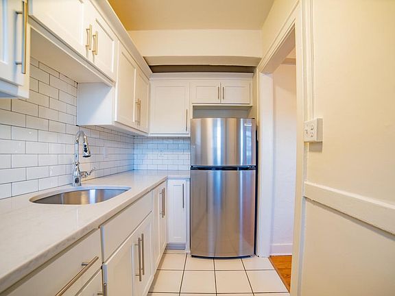 3rd image of 4746 Roanoke Pkwy APT 505