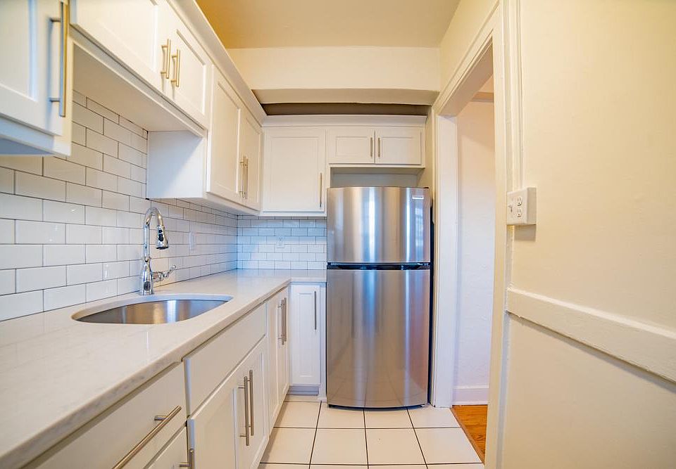 1st image of 4746 Roanoke Pkwy APT 303