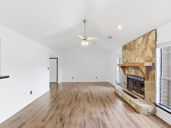 5th image of 608 Crestmont Ct