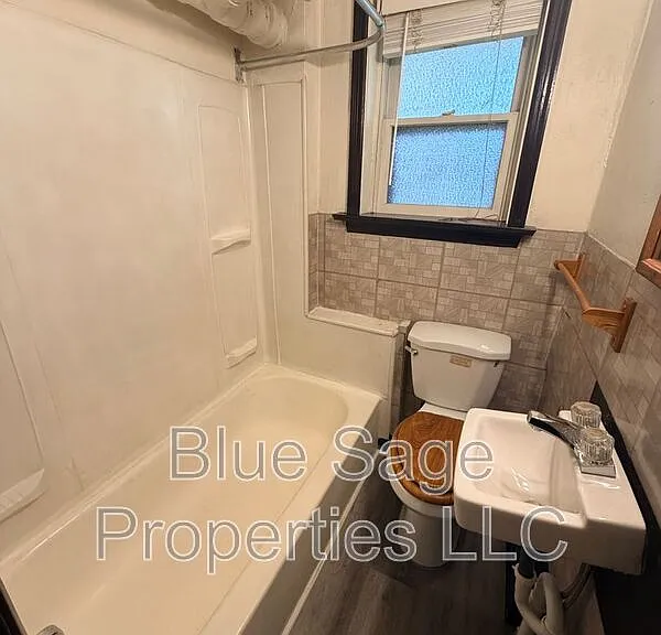 621 W 7th St #C — Photo 9