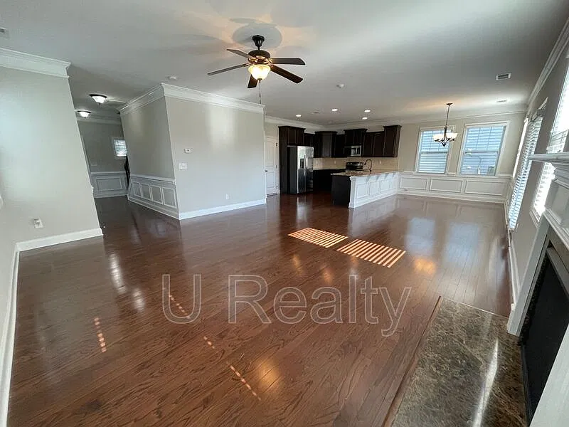 4 bed, 2.5 bath, 2204 sqft, $2,395 — Photo 2