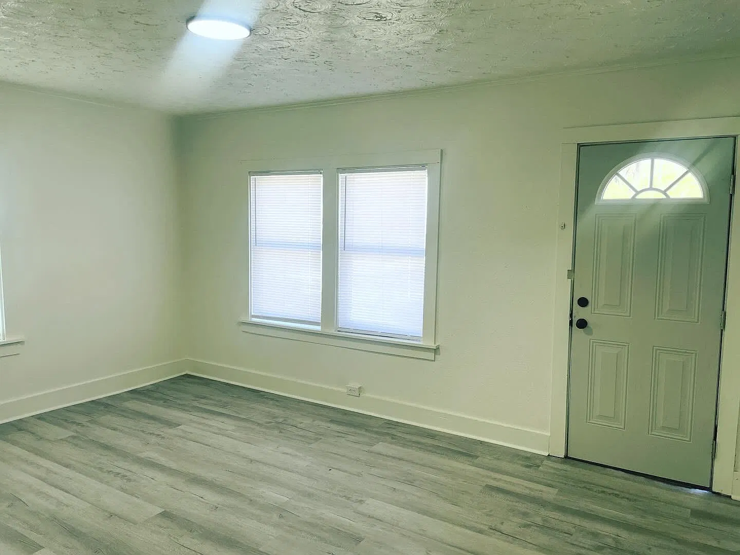 3 bed, 1.5 bath, 1136 sqft, $995 — Photo 2