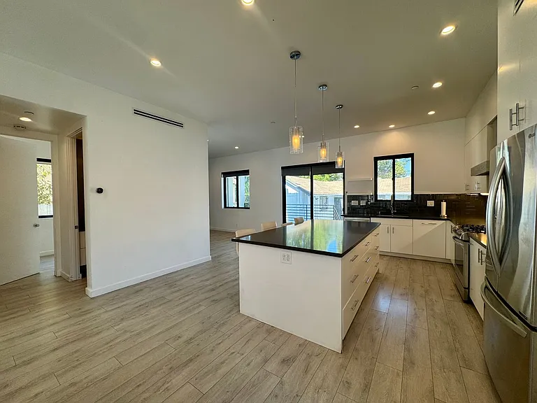 143 N Ardmore Ave — Photo 8