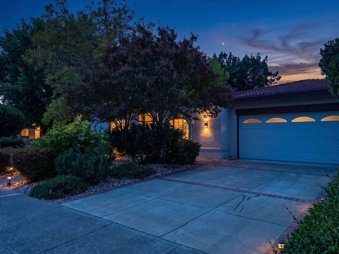Fabulous 4 bedroom single level home w/pool in the Woodlands neighborhood! — Photo 1