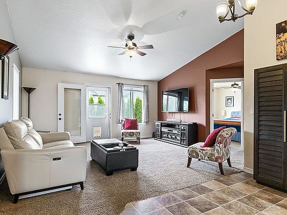 4th image of 301 Sunridge Dr