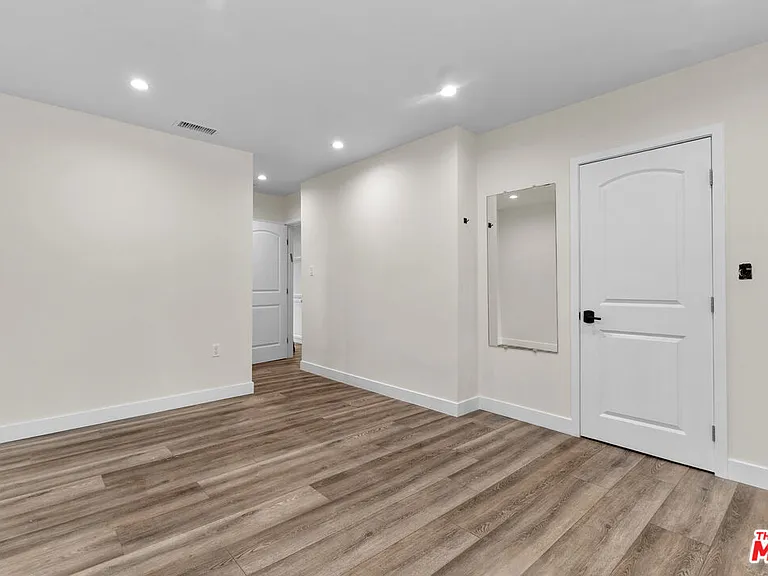 18343 Calvert St — Photo 15