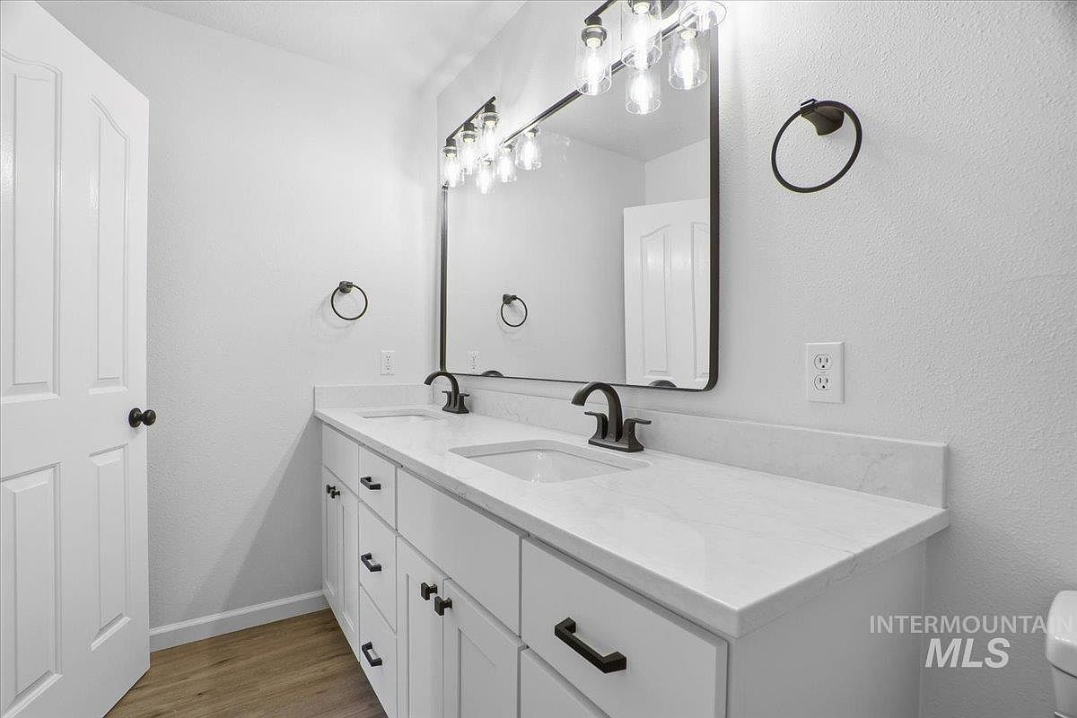 carousel photo #21 (MLS)