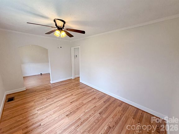 3rd image of 1521 Herrin Ave