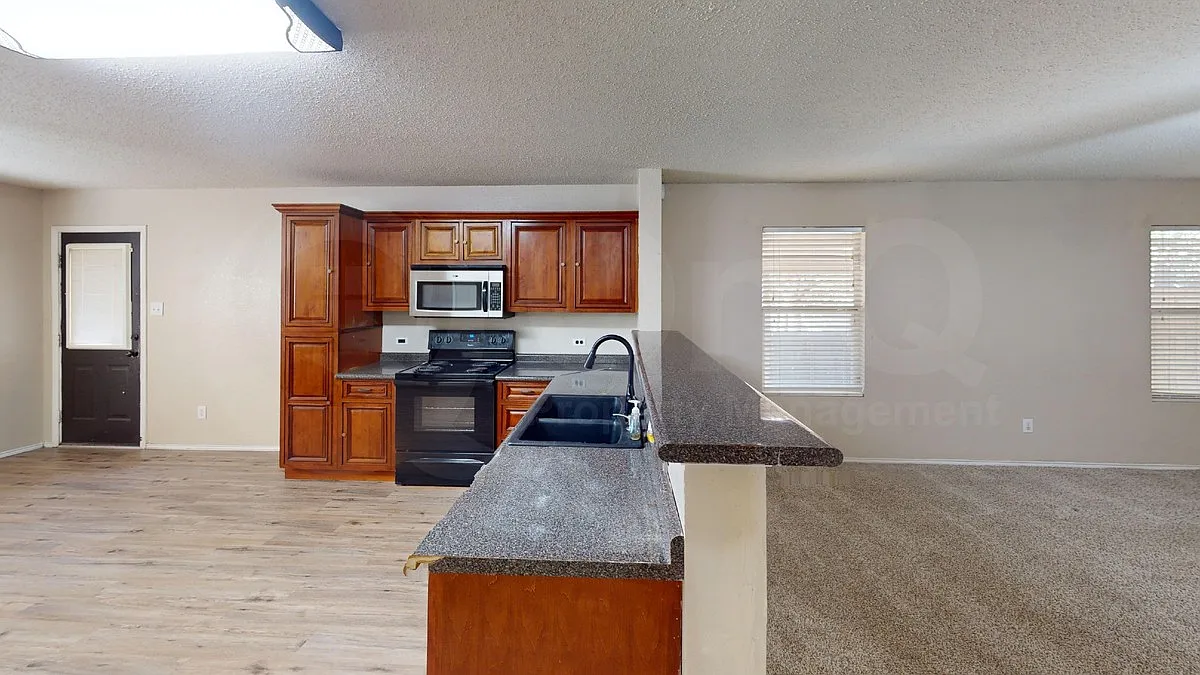 4 bed, 2.0 bath, 2368 sqft, $2,050 — Photo 3