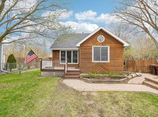 542 Grafton Ave N, Oakdale, MN 55128