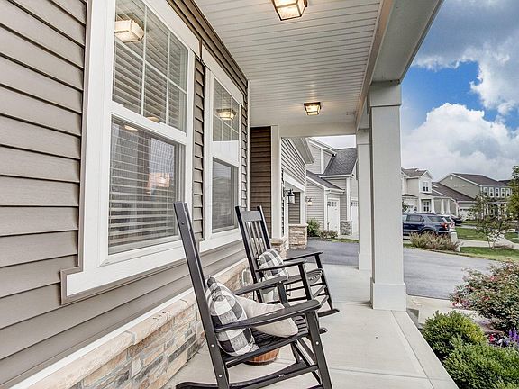 3rd image of 7104 Beachwood Way