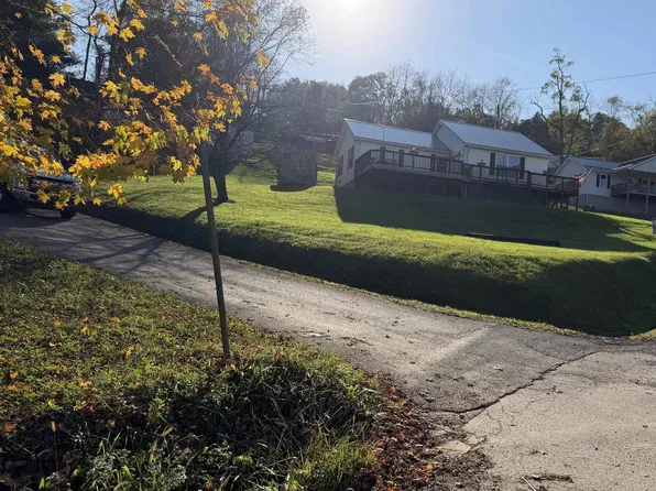 135 Wabash Ave, Belington, WV 26250