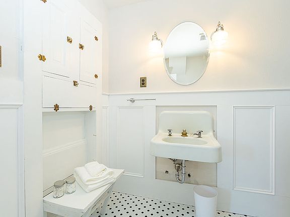 2nd image of 101 N Meridian St #2