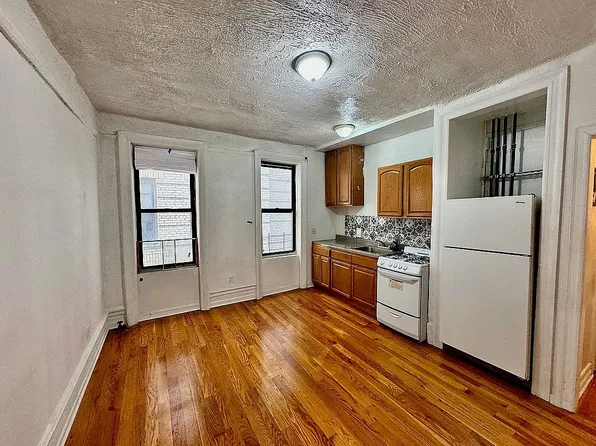 540 Manhattan Avenue image 1 of 5