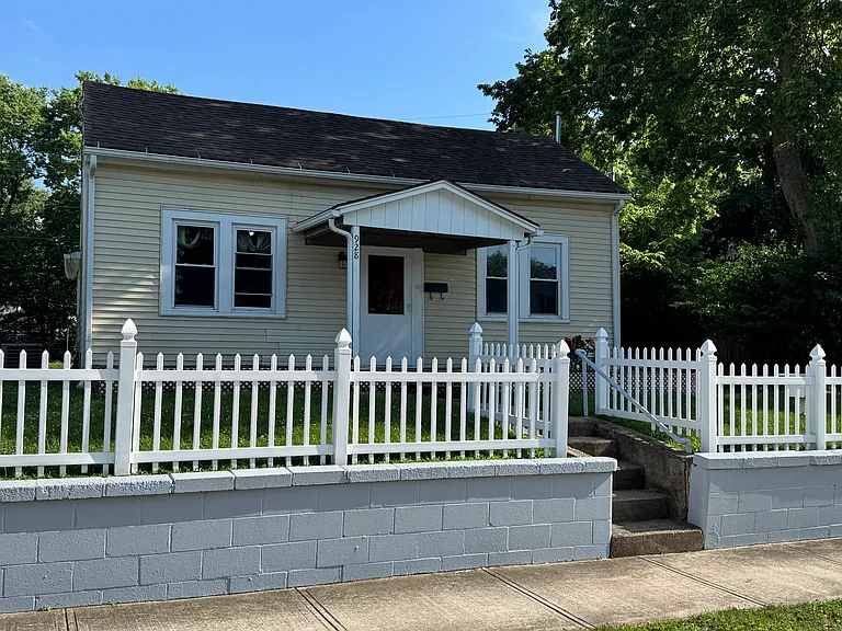 928 Jefferson St — Photo 2