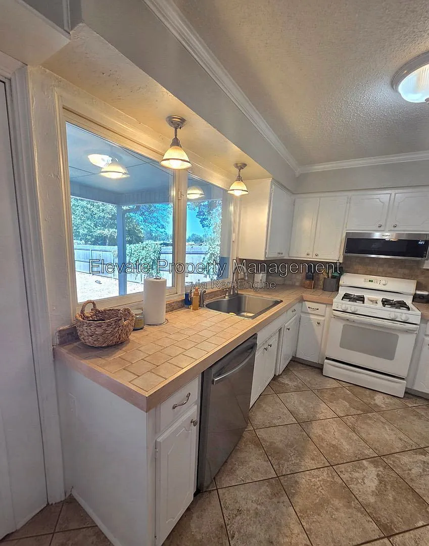 4 bed, 2.5 bath, 1995 sqft, $1,695 — Photo 4