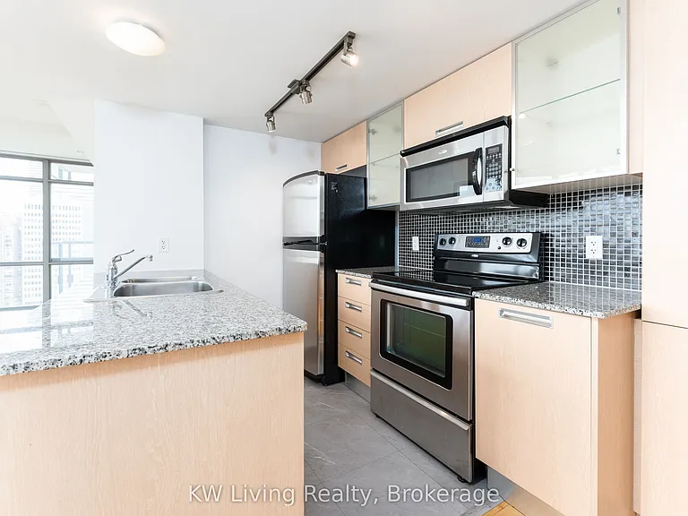 37 Grosvenor St #1603 — Photo 2