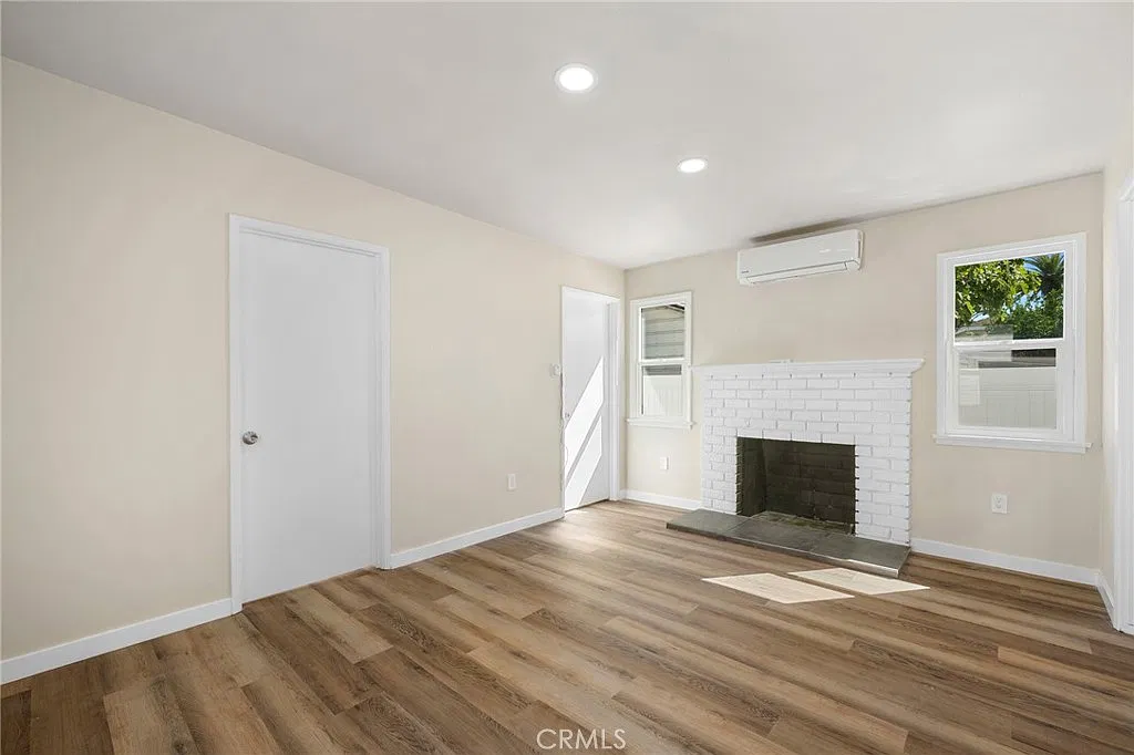 908 E Maple St — Photo 4