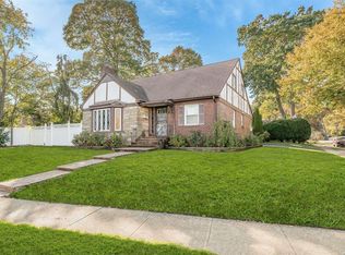 95 E Shore Dr, Massapequa, NY 11758