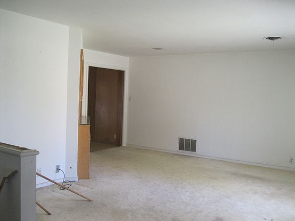 5th image of 800 Westridge Cir