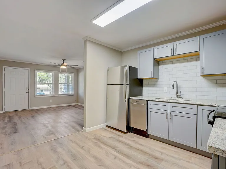 Gorgeously Renovated Apartments — Photo 33