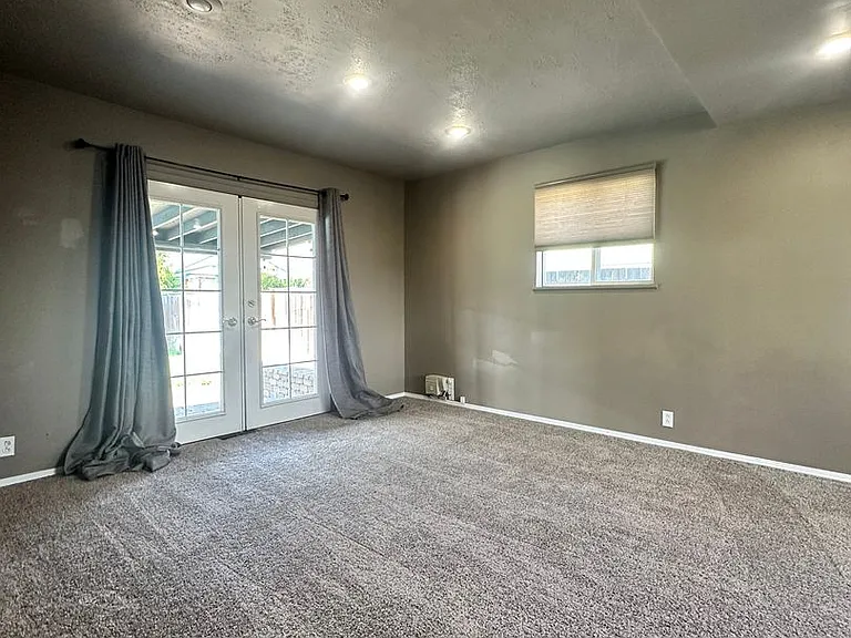 709 Schons Pl — Photo 9